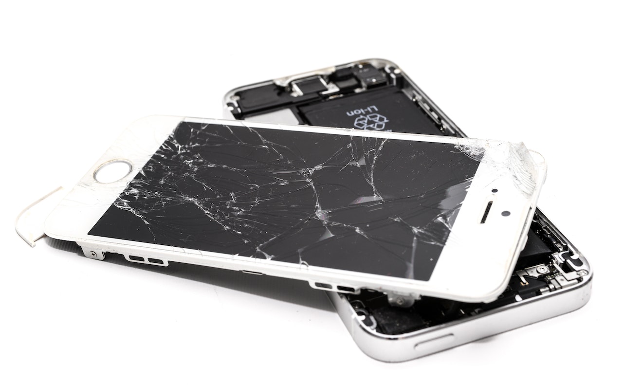 Счупен екран на iPhone – да го поправим или да сменим телефона?